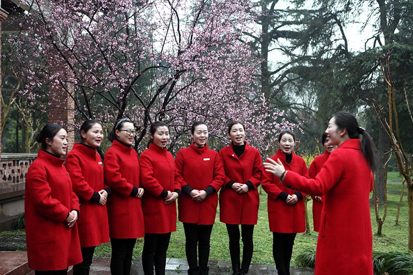 國家二級(jí)演員、揚(yáng)州市文化館社會(huì)工作中心主任周倩為船娘們培訓(xùn)揚(yáng)州小調(diào)